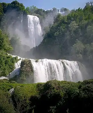 Der Velino am Wasserfall Cascata delle Marmore in Terni