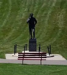 Statue zu Ehren Caspar Oimoens vor der Stabkirche Gol