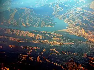 Der Castaic Lake, mit dem Staudamm rechts