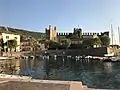 Hafen und „Castello Scaligero“ in Torri del Benaco.