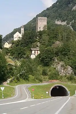 Kirche und Burgturm