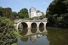 Schlosspark und Achteckbau mit kuppelförmiger Haube