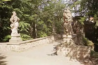 Burg Valdštejn, die erste Brücke. Die Original-Plastiken der Brüder Jelínek von 1725–1735 sind heute in der Kapelle untergebracht. Auf der Brücke wurden Kopien aufgestellt.