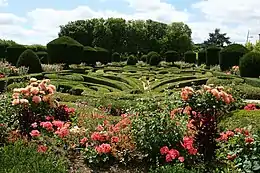 Broderien und Formhecken im Jardin de l'Évêché von Castres