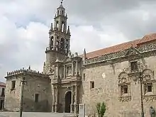 Eingang der „Catedral de la Sierra“ und die „Ermita de la Virgen del Castillo“