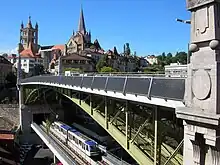 Die M2 passiert die Brücke; im Hintergrund die Kathedrale Notre-Dame