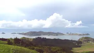 Cavalli Islands. Das Kap ganz rechts ist das Nordende der Matauri Bay