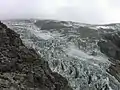 Asche auf dem Gletscher des Cayambe