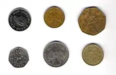 Oben v. l. n. r.: 20 Cedi, ½ Pesewa, 1 Cedi.Unten v. l. n. r.: 10 Cedi, 50 Cedi, 500 Cedi.