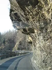 Überhängende Felsen an der Centovalli-Strasse vor Camedo