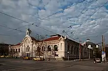 Die Zentralmarkthalle befindet sich an der Kreuzung mit der Exarch-Josef-Straße