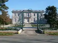 Eingang zum Schloss Pierre-Levée