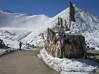 Chang La mit Gebetsfahnen