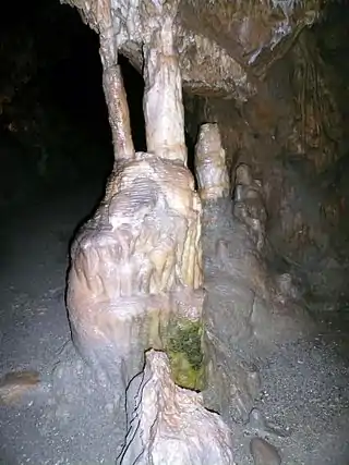 Die Charlottenhöhle in Hürben ist ein Naturdenkmal der Ostalb, an dem der Hohenlohe-Ostalb-Weg vorbeiführt. Die Karsthöhle ist über einen halben Kilometer touristisch ausgebaut.