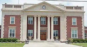 Charlton County Courthouse (2015). Das Courthouse entstand als viertes seiner Art im County im Jahr 1928 im Stile des Neoklassizismus. Im September 1980 wurde es als erstes Objekt des County in das NRHP eingetragen.