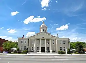 Chattooga County Courthouse (2017). Das Courthouse entstand im Jahr 1909 und dient bis heute in dieser Funktion. Es wurde im September 1980 als erstes Objekt im County in das NRHP eingetragen.