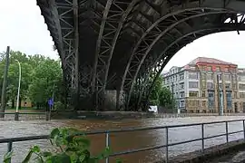 Bogenbrücken-Segment über der Chemnitz beim Hochwasser 2013