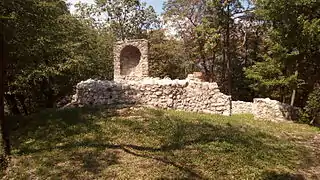 Die Reste einer romanischen Kirche auf der Insel S. Andrea