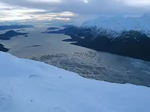 Blick von den Takshanuk Mountains auf das Chilkat Inlet