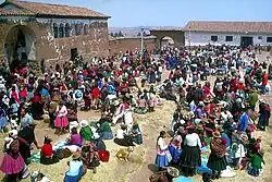 In Chinchero findet immer sonntags ein farbenprächtiger Markt der einheimischen Quechua statt