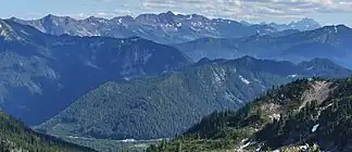 Die Chiwaukum Mountains (Grat links und in der Mitte; Blick nach Südsüdost), mit dem Big Chiwaukum (2.463 m), dem höchsten Punkt