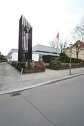 Kirche von Westen gesehen, vorn der freistehende Glockenturm