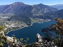 Aussicht auf das Nordufer des Gardasees mit dem Monte Brione und dem Monte Stivo