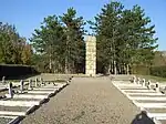 Blick vom Gräberfeld aus auf den Gedenkstein