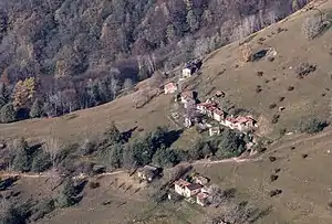 Cioascio mit Baita (obere Häuserzeile, Haus ganz rechts)