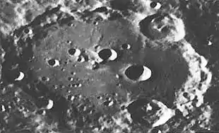 Clavius mit den auffälligen Randkratern. Lichteinfall von links (abnehmender Mond)