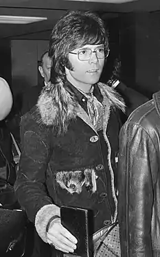 Popsänger Cliff Richard mit opossumbesetzter Lammjacke (1971)