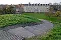 Shire Hall vom Mound aus, mit Stufen zum Mound.