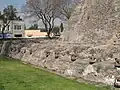 Schlangen-Skulpturen auf der Südwestseite der Pyramide