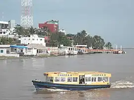 Blick von einer Flussfähre auf die Stadt und den Mündungsbereich des Río Coatzacoalcos