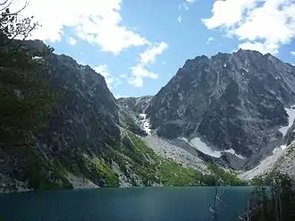 Der Aasgard Pass, Blick von Nordwesten über den Colchuck Lake