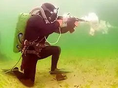 Russischer Kampfschwimmer mit einem APS-Gewehr