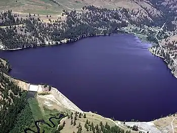 Luftbild von Damm und Stausee