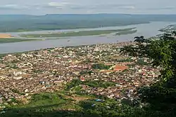 Blick auf die Stadt mit der Mündung des Benue im Hintergrund