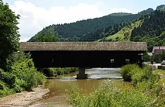 Holzbrücke über den Fluss Sălăuța