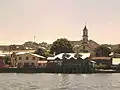 Die Promenade von Dalcahue mit der Holzkirche