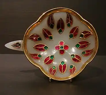 Weinschale. Mogulreich 13. Jhr. Jade, Gold, Rubine, Smaragde. Indien.