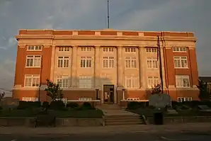 Conway County Courthouse in Morrilton (2014). Das Courthouse wurde 1929 erbaut und ist seit November 1989 im National Register of Historic Places eingetragen.