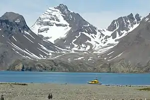 Blick vom Strand der Anchorage Bay über die Fortuna Bay hinweg auf den Fortuna Peak (links), den Harper Peak (Mitte) und den Treble Peak (rechts)