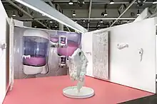 Installation bestehend aus Skulpturen und Fotos im Rahmen eines Messestands der Liste Art Fair Basel, 2023