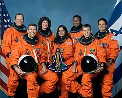 Vorne: Rick Husband, Kalpana Chawla, William McCool;Hinten: David Brown, Laurel Clark, Michael Anderson, Ilan Ramon(jeweils v. l. n. r.)