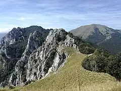 Kamm zwischen Cima Giochello und Cima Valdes, rechts im Hintergrund die Cima d’Oro