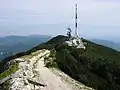 Gleitschirmflieger-Startrampe (links im Vordergrund) und Sendeanlagen vom Aussichtsturm aus