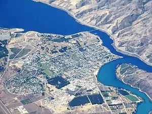 Lake Dunstan, der sich bei Cromwell in die drei Arme Dunstan Arm (oben links), Clutha Arm (rechts) und Kawarau Arm (unten rechts) aufteilt