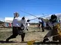 Mit Rapier und Parierdolch fechtende Teilnehmer eines Reenactments