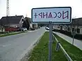 Straßenschild am Ortseingang in altungarischer Schrift